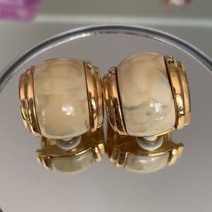 Vtg heavy shiny gold hoop earrings with‎ ivory colored stone